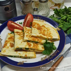 Тортилья с сыром и яйцом на сковороде