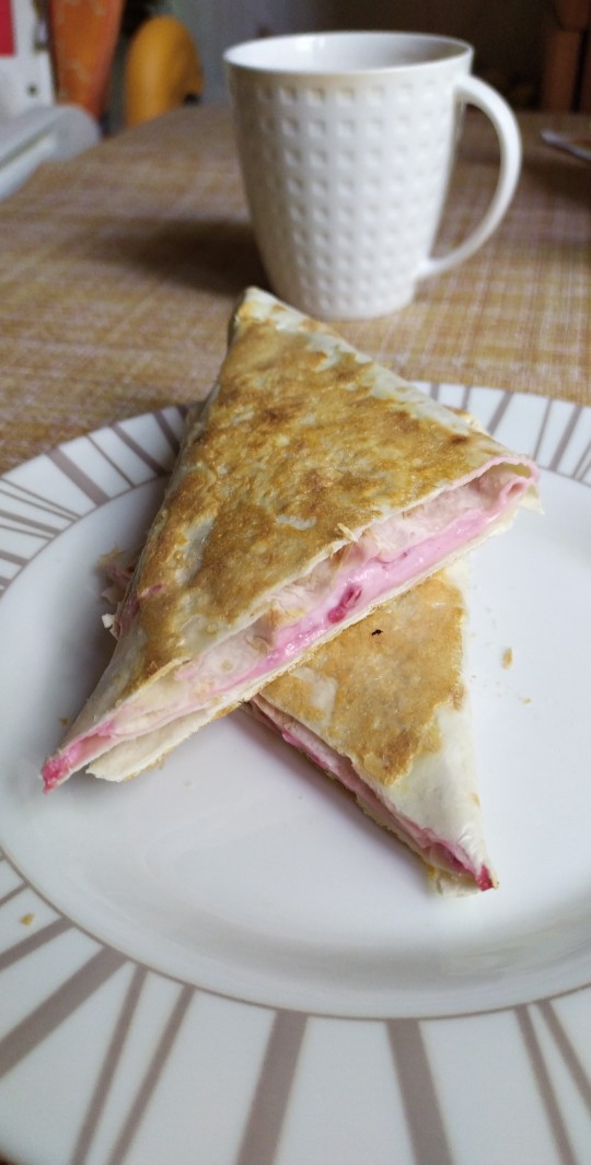 Лаваш с творогом и ягодами