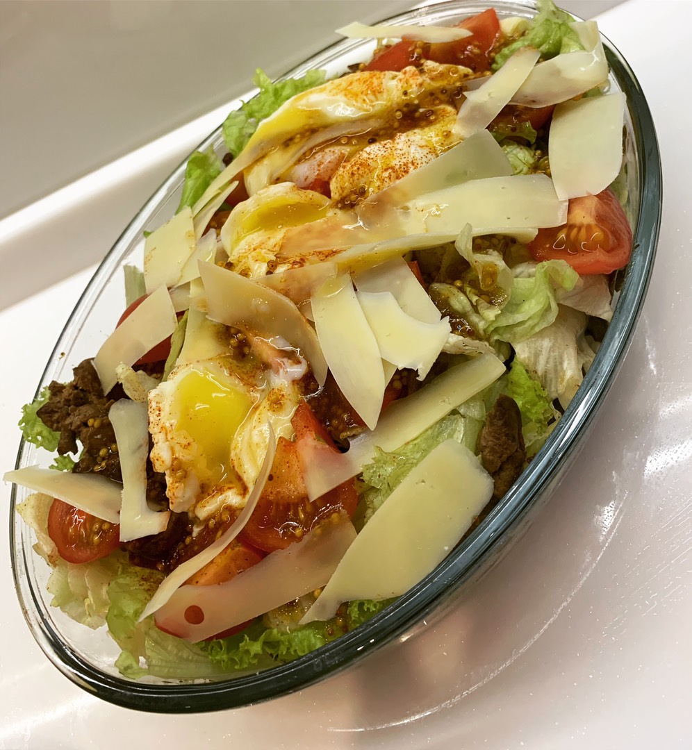 Салат тёплый с печенью и пашот