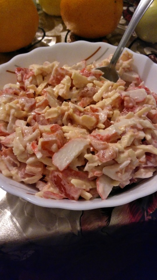1. Легкий салат с крабовыми палочками и помидорами