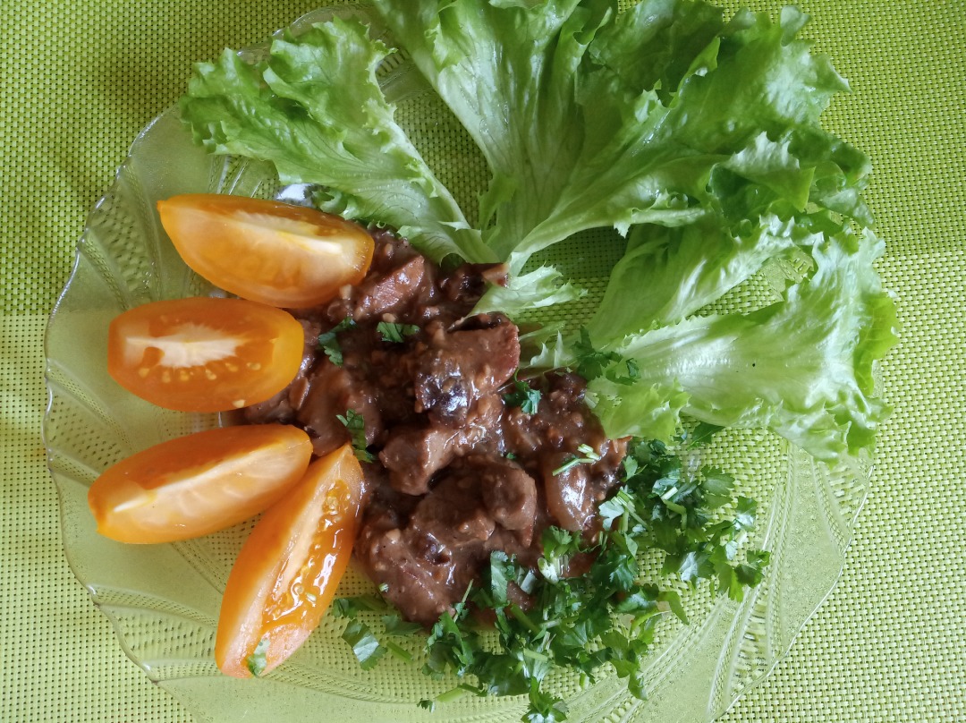 Свинина тушёная с черносливом и грецкими орехами