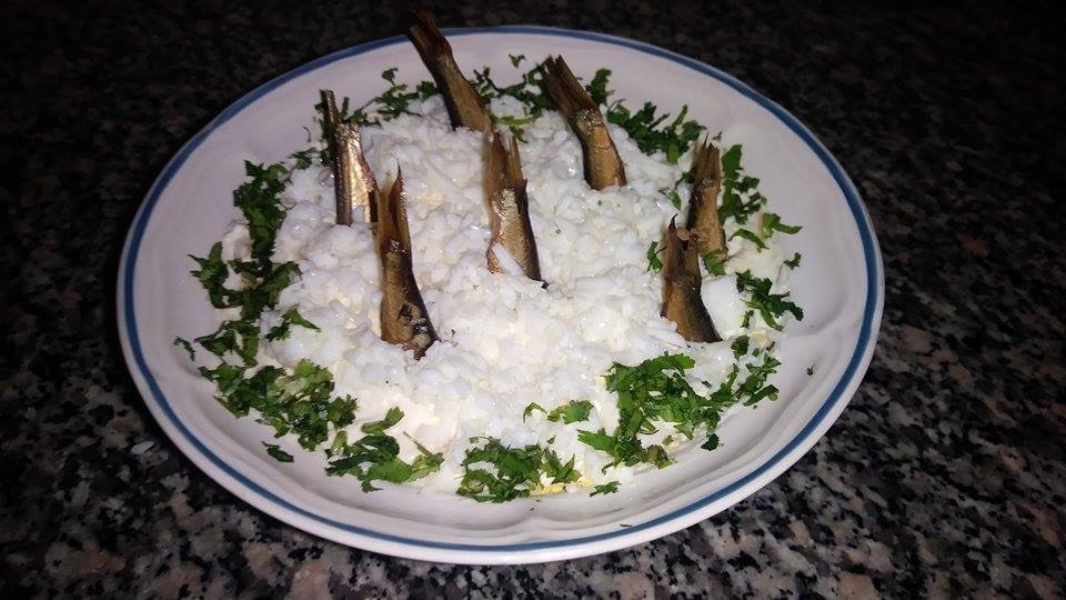 Слоёный салат «Рыбки в пруду» со свеклой, сыром и маринованным огурцом. Рецепт с фото