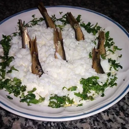Праздничный салат "Рыбки в пруду" со шпротами