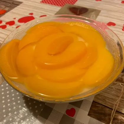 Желейный десерт с консервированными персиками