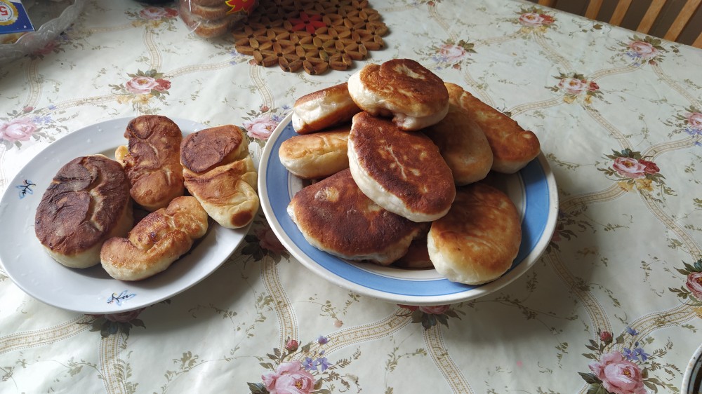 Жареные пирожки на молоке. Пирожки на молоке жареные.