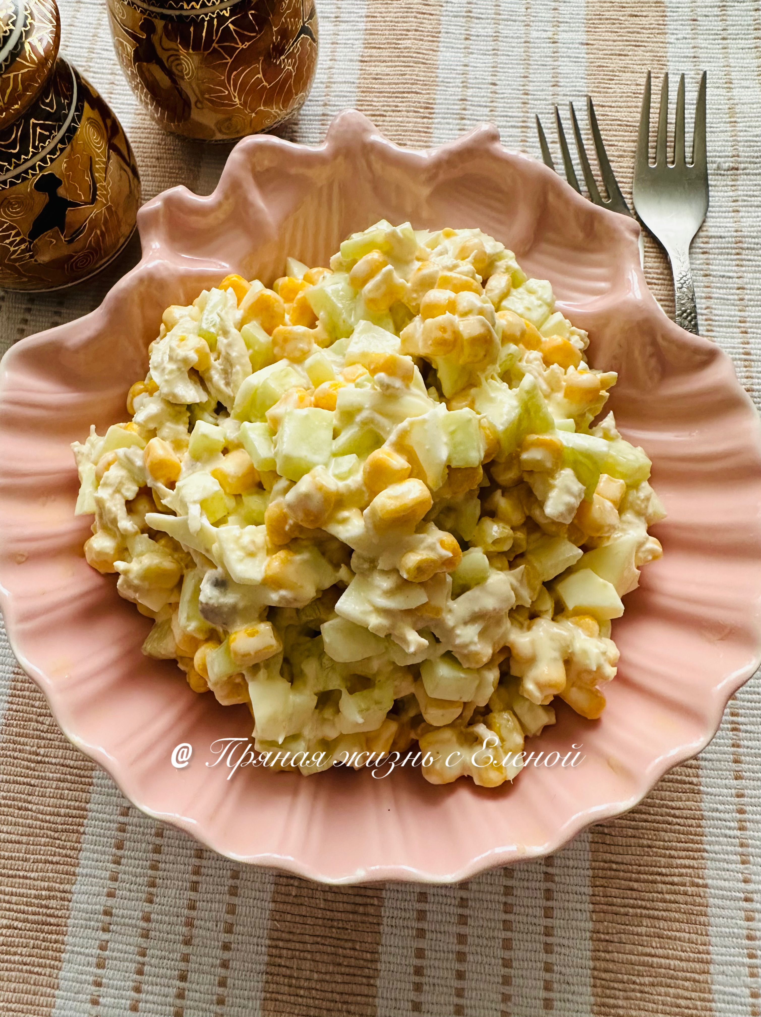 Куриный салат с яйцом и кукурузой