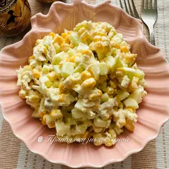 Куриный салат с яйцом и кукурузой