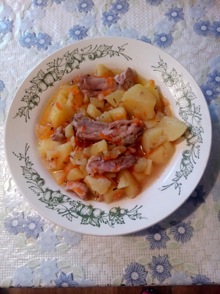 Картофель тушёный с куриными бёдрами