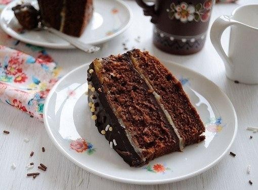 Шоколадно-карамельный торт с двумя видами начинок
