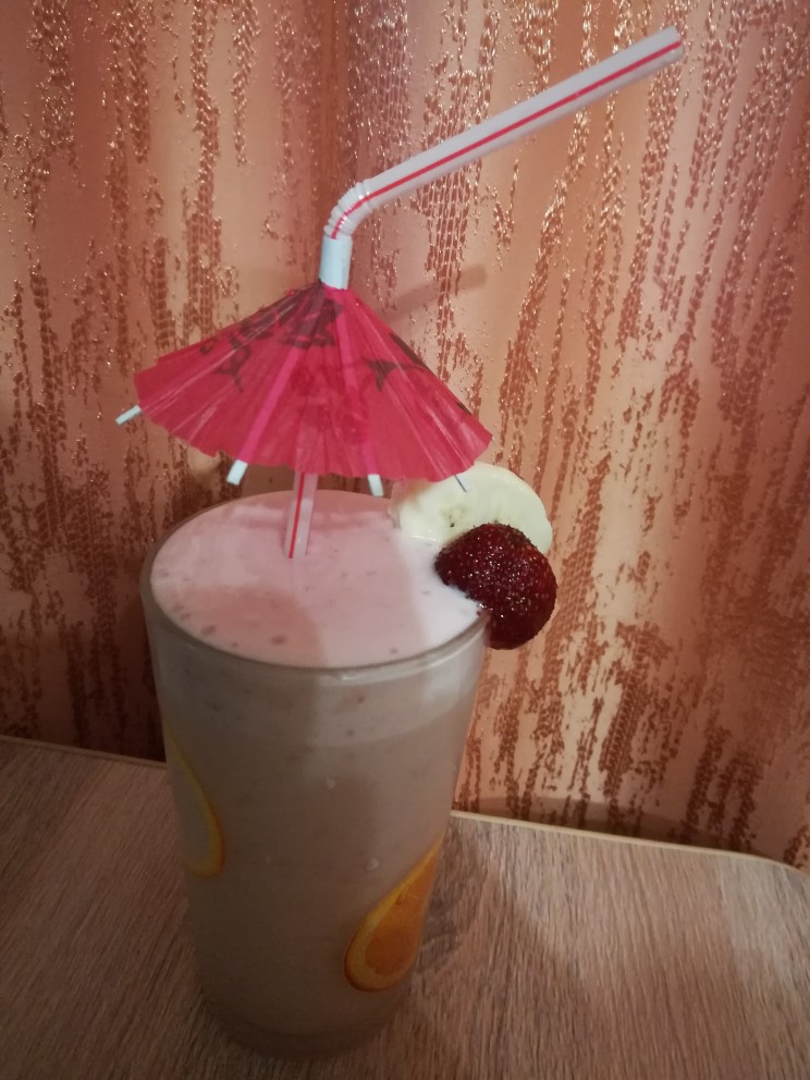 Молочный клубнично-банановый коктейль