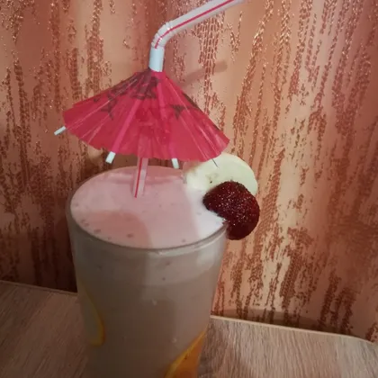 Молочный клубнично-банановый коктейль