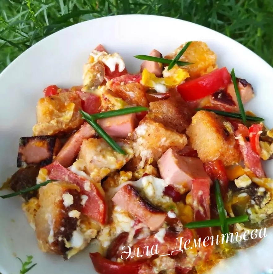 Яичница с хлебом, колбасой и помидорами 😋