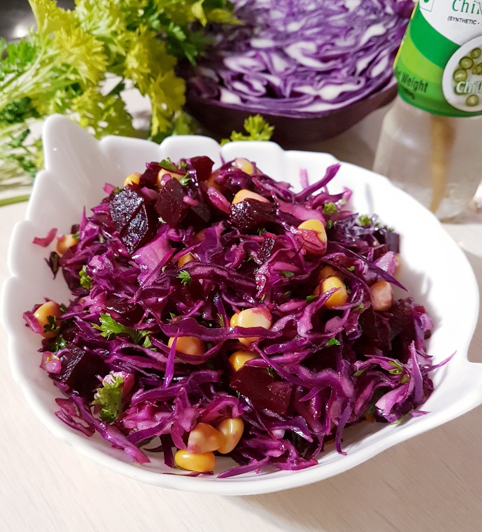 Салат с фиолетовой капустой и сметаной