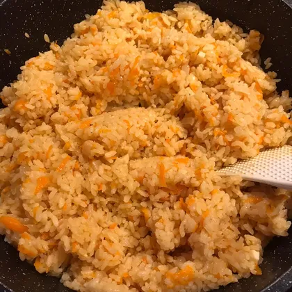 Рассыпчатый рис с морковкой и луком на сковороде