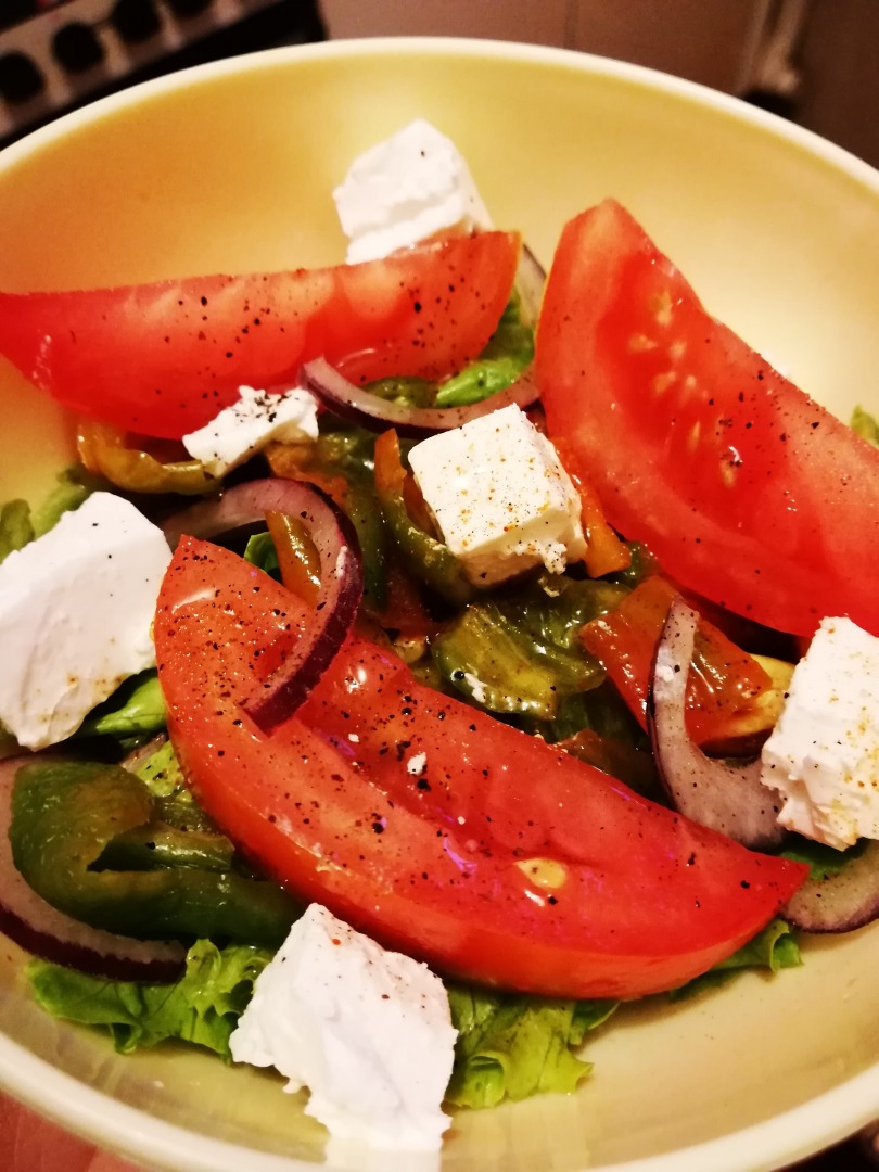 Греческий салат с сыром фета, помидорами и огурцами простой рецепт пошаговый