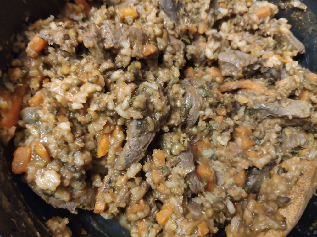 Тушеная печень с рисом, машем и овощами в томатном соусе