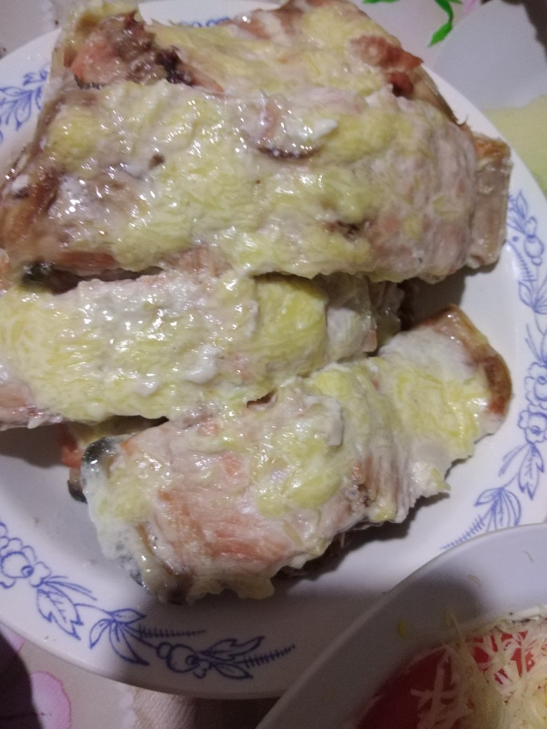 Красная рыба по-французски в духовке с сыром: рецепт - Лайфхакер