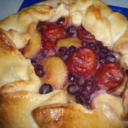 Дрожжевой пирог со сливами и виноградом
