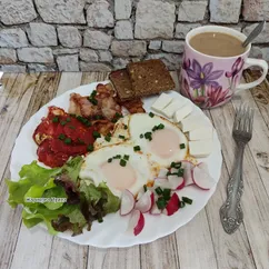 Глазунья с беконом и помидорами 