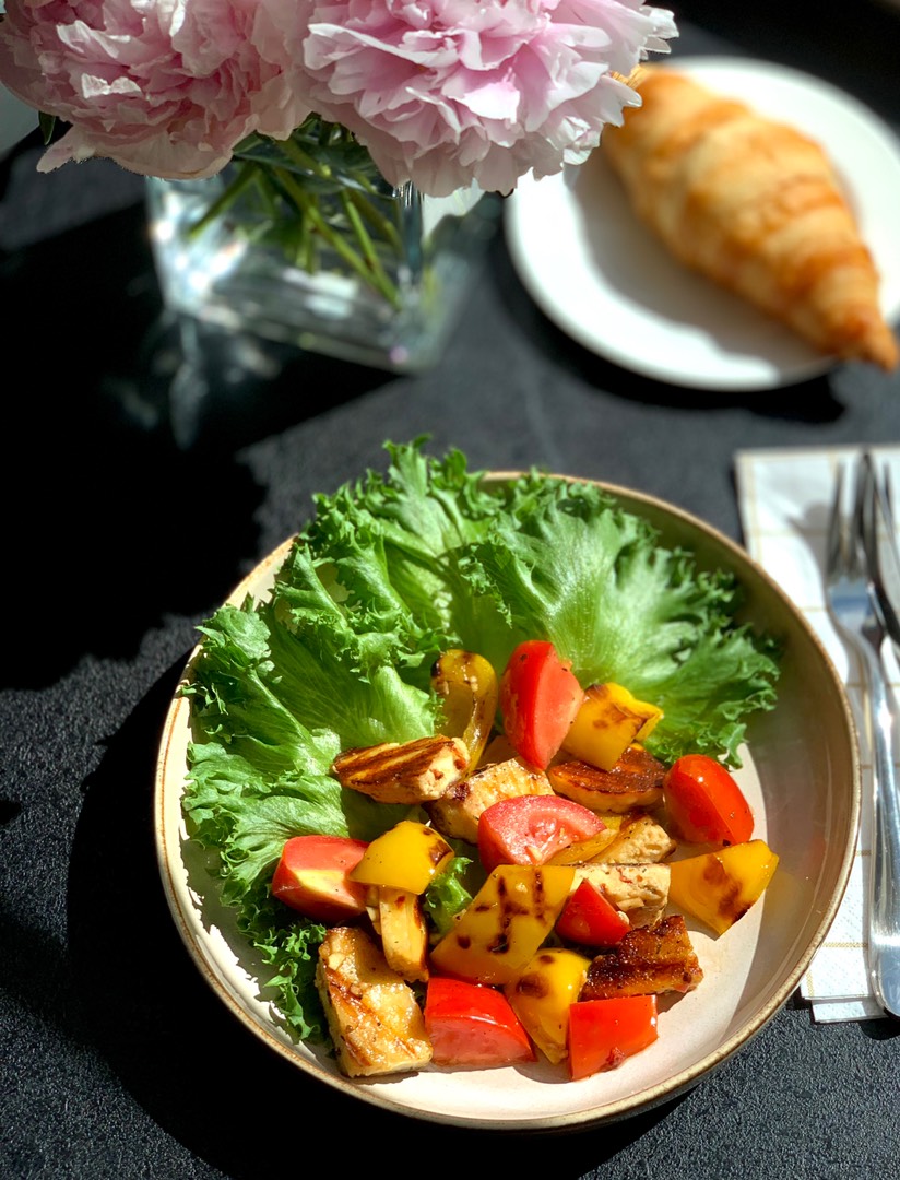 Овощной салат с жареным сыром (тёплый салат)