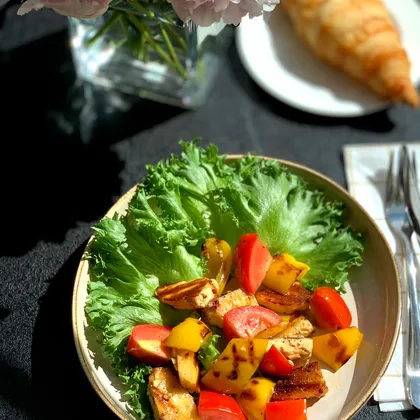 Овощной салат с жареным сыром (тёплый салат)