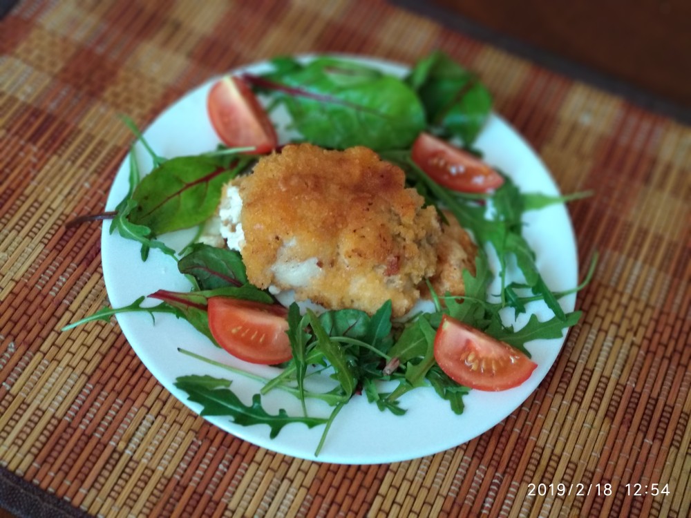 Куриные рулетики с сыром и помидоркой