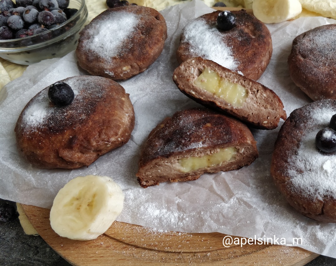 Шоколадные сырники с банановой начинкой