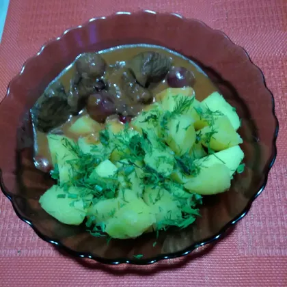 Индейка в сметанно- томатном соусе с клюквой и виноградом