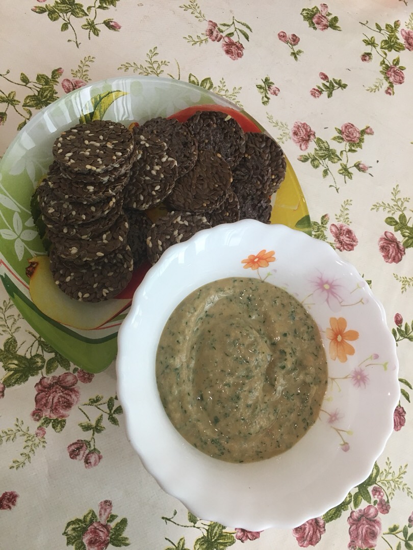 Нежный паштет из тунца, помидор и зелени