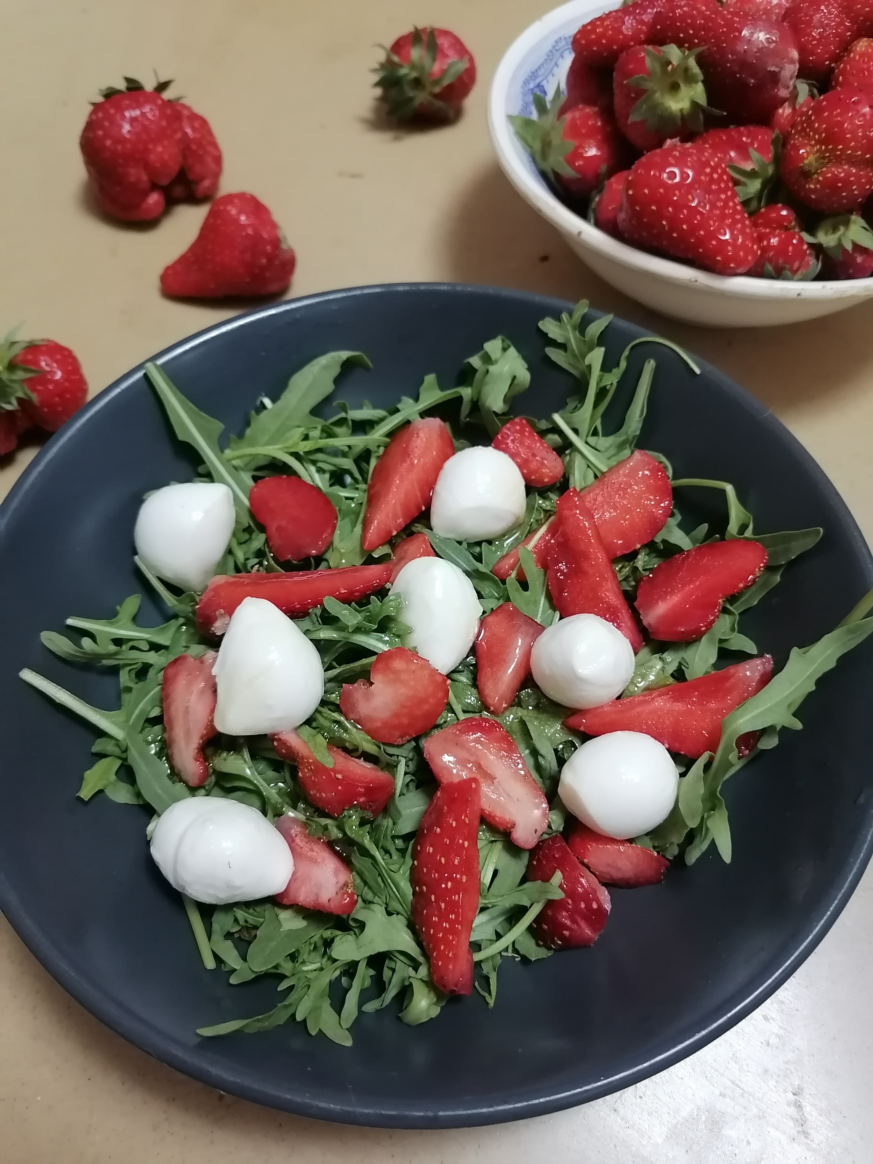Салат с рукколой и клубникой