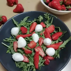 Салат с рукколой и клубникой