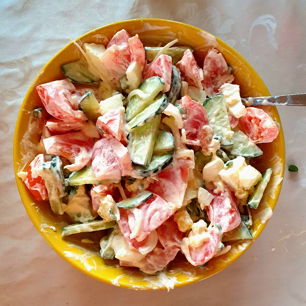 Овощной салат со сметаной и зеленью — рецепты | Дзен