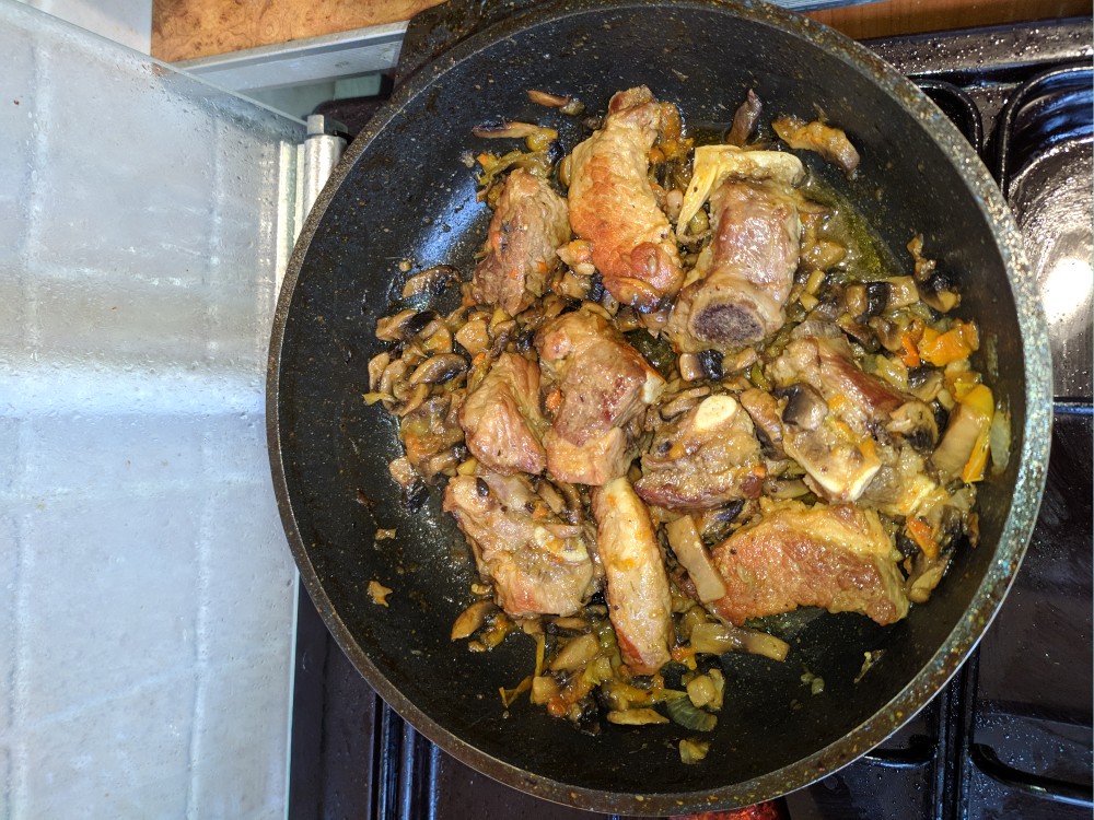 Жареные рёбрышки с овощами