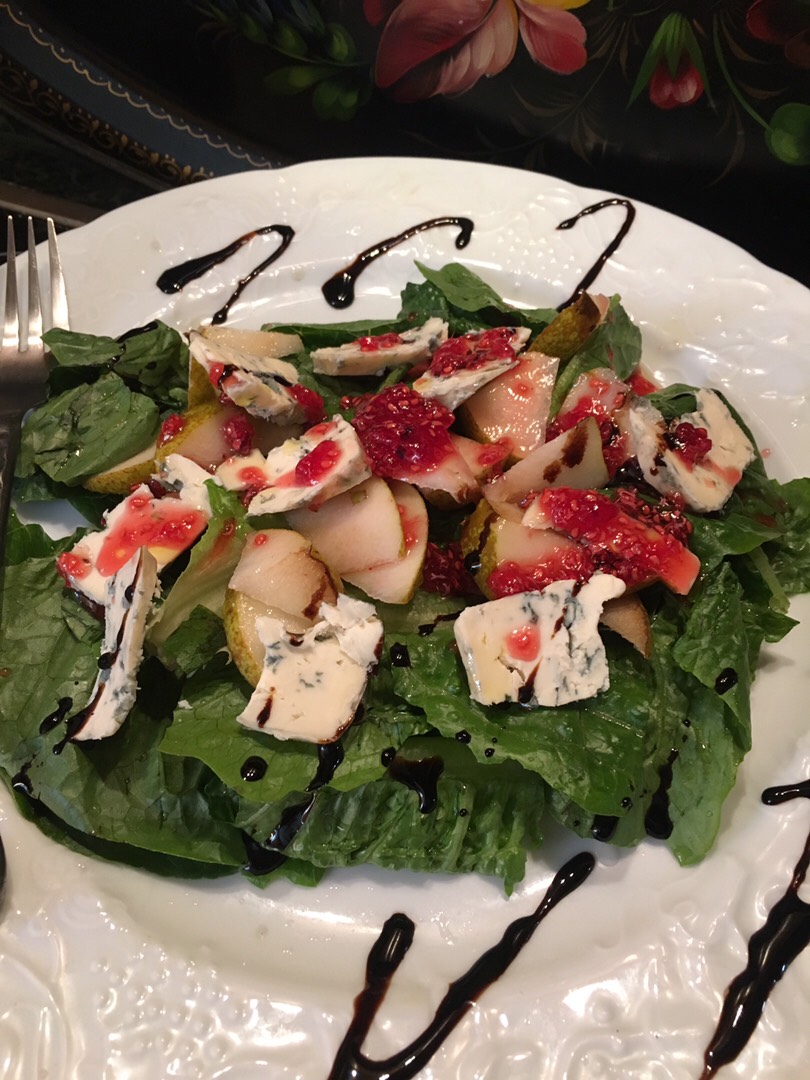 Салат с цикорием, грушей и сыром Горгонзола - вкусный рецепт и полезное сочетание продуктов