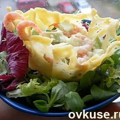 Креветочный салат в сырной корзинке