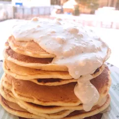 Панкейки с беконом и соусом блю чиз