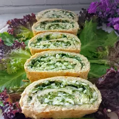 Рулет из грудки индейки с начинкой из яиц, сыра и шпината