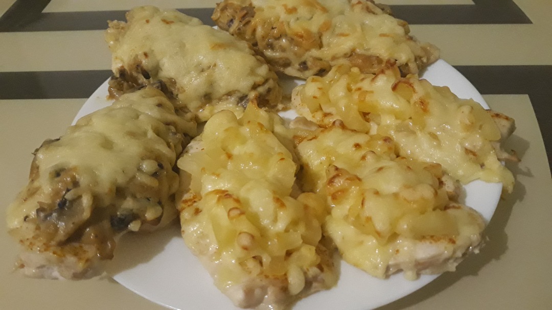 Филе куриной грудки под сыром с двумя вариантами начинки