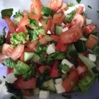 Салат овощной с сулугуни