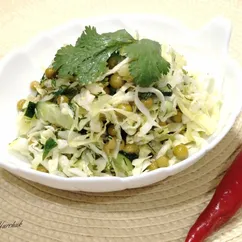 Салат из молодой капусты с зеленым горошком и огурцом 