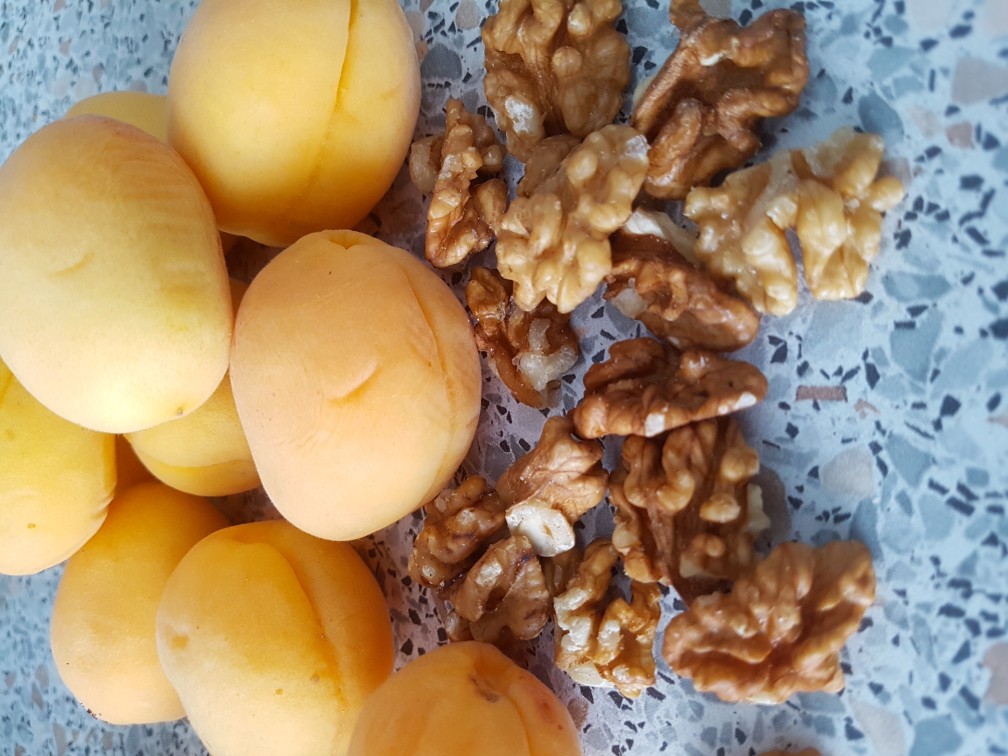 Варенье из абрикосов с грецким орехом