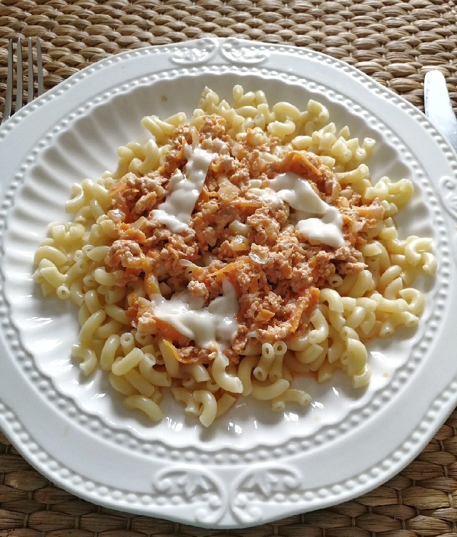 Рожки (elbow macaroni) с соусом болоньезе со сливками