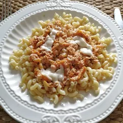 Рожки (elbow macaroni) с соусом болоньезе со сливками