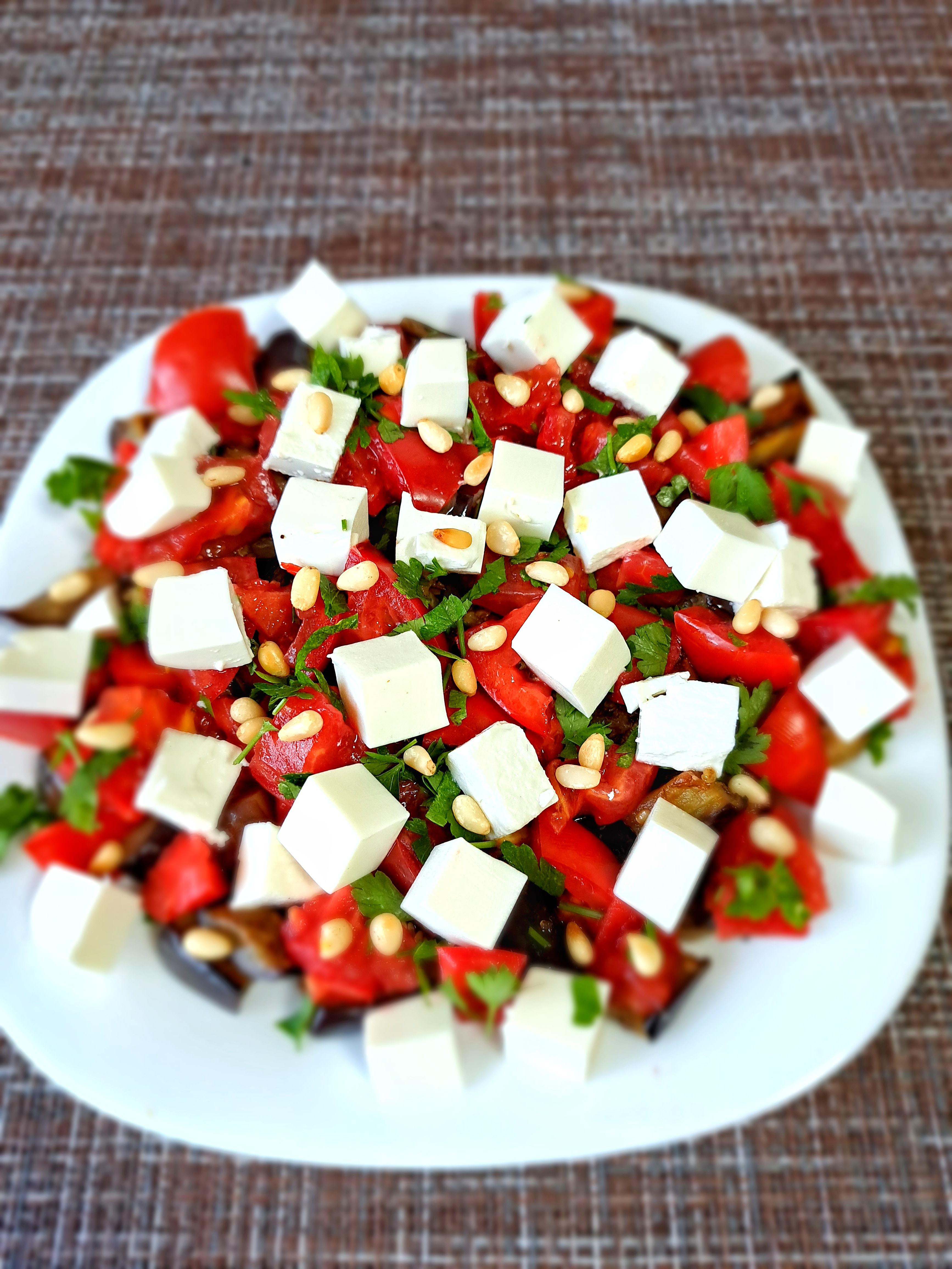 Салат из баклажанов, помидоров и сыра фета
