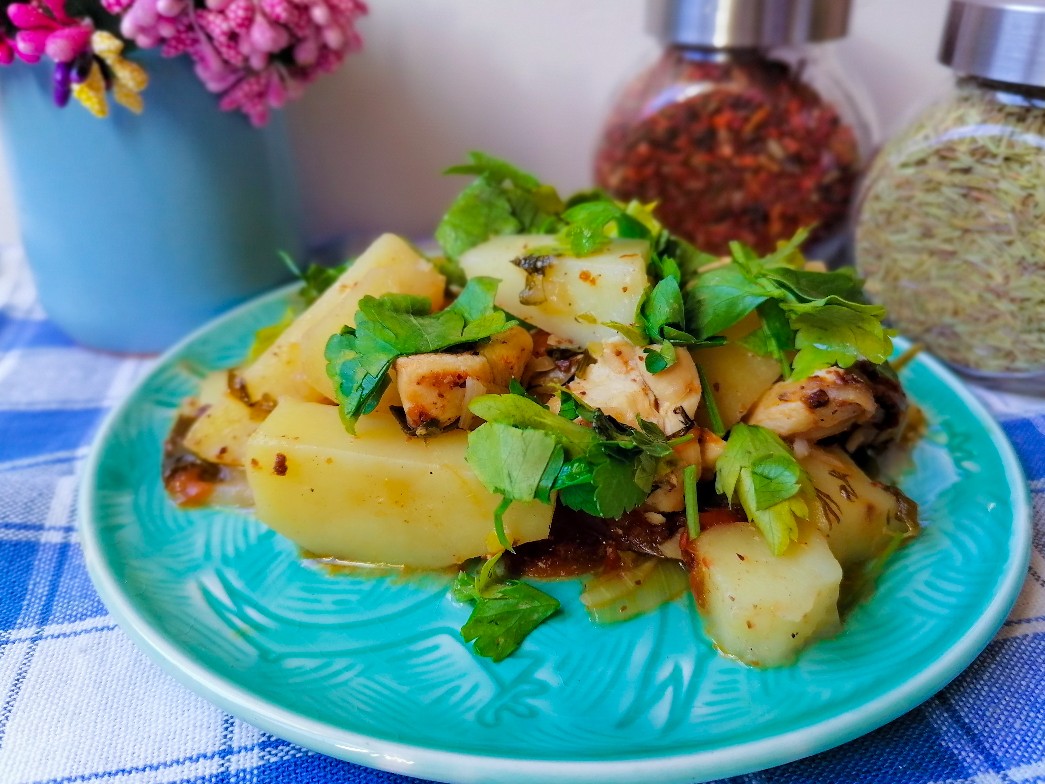 Картофель с курицей и овощами в мультиварке