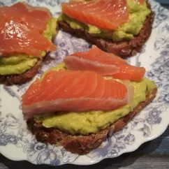 ПП бутерброд с авокадо 🥑 и слабосоленой рыбкой