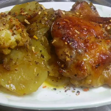 Запечёная курица с картофелем и цветной капустой