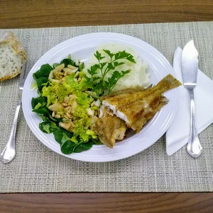 Мейга с салатом и картофельным пюре