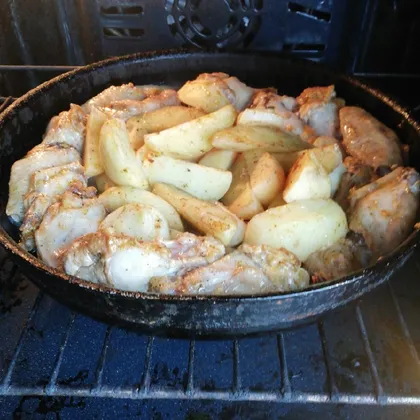 Крылышки с картофелем в духовке