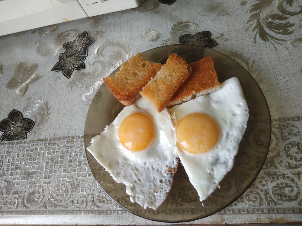 Жареные яйца с гренками